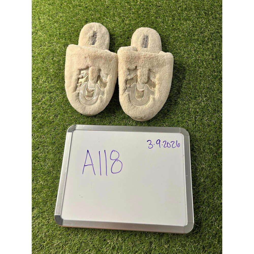 Womens True Religion Slippers Cozy Beige Fuzzy Slippers Size M(6 1/2 -‎ 7 1/2)
